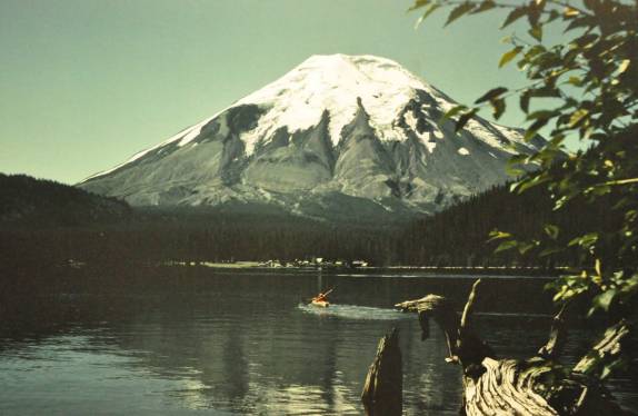 A paisagem idílica do Lake Spirit e vulcão Santa Helena, antes da erupção de 1980, no estado de Washington, nos EUA